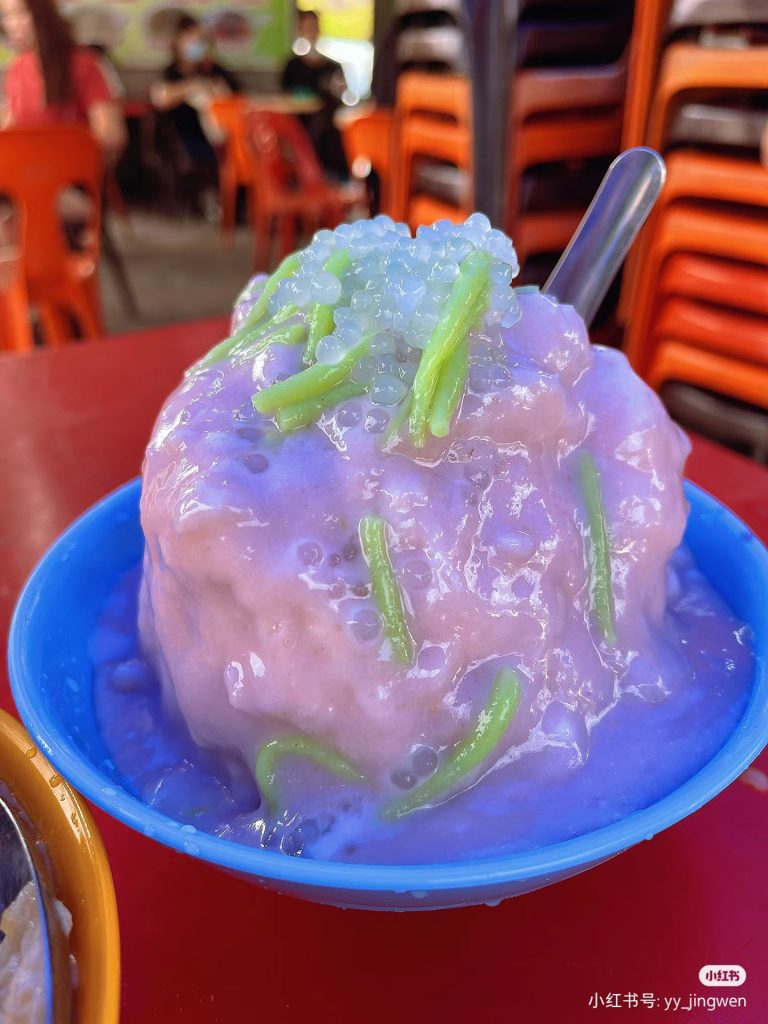 Taro shaved ice/ais kacang from Restaurant Seafood Fat Boon with sago and taro paste.